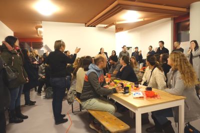 Kinder auf Sesseln sitzend in einem Sitzkreis