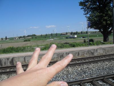 Hand aus dem Auto gehalten, Feld in der Ferne