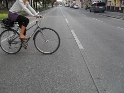 Radfahrer:in die Straße überquert