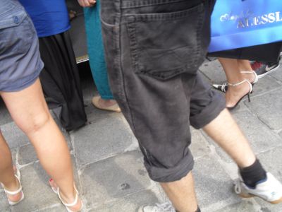 gehende Menschen, Ausschnitt nur von den Beinen