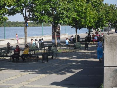 Park am Fluss mit Menschen