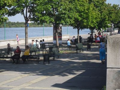 Park am Fluss mit Menschen